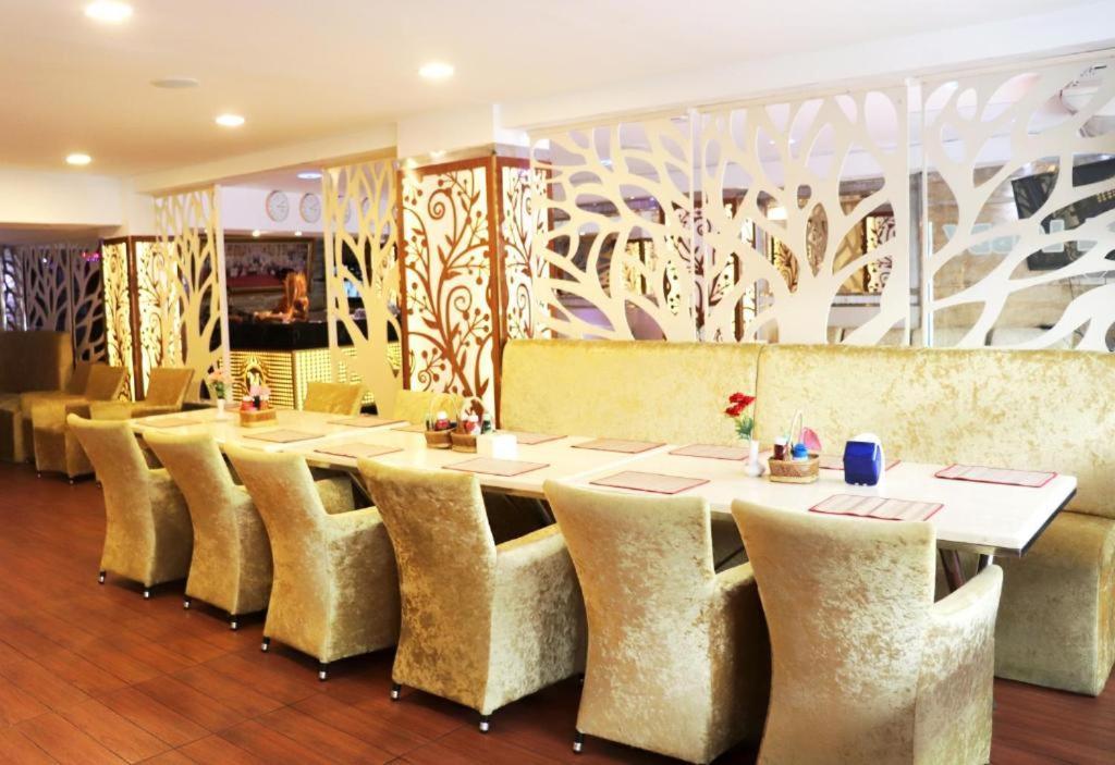 Abunawas Merry Inn At Walking Street Pattaya Luaran gambar